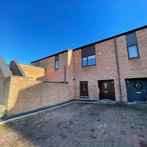 2 Bedroom House With Garden Next To River Tees Holiday home