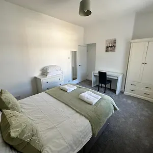 4 Bed House Off Norton Village Holiday home